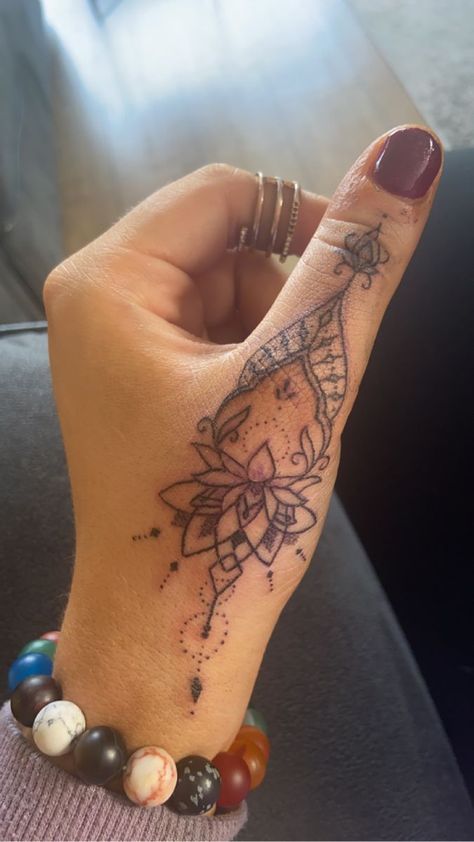 Feminine Thumb Tattoos, Omnist Tattoo, Classy Tattoos For Women, Thumb Tattoos, Crazy Tattoos, Feminine Tattoo Sleeves, Single Line Tattoo, Tattoo Sleeves, Beautiful Tattoo