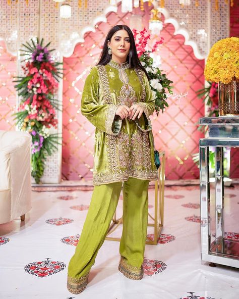 Bakra Eid, Abaya Design, Asian Bridal Dresses, Velvet Dress Designs, Fashionable Dresses, Pakistani Fancy Dresses, Pakistani Fashion Party Wear, Beautiful Pakistani Dresses, Dress Design Patterns