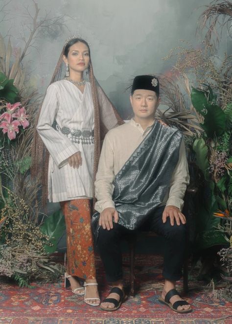 Melayu Tradisional Outfit, Busana Melayu Klasik Lelaki, Tema Klasik Tradisional Melayu, Baju Sanding Klasik, Classic Malay Outfit, Baju Tunang Klasik, Melayu Klasik Outfit, Malay Pre Wedding Photoshoot, Melayu Klasik Wedding