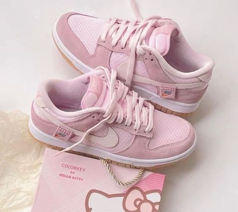 Light Pink Jordans, Dunk Low Teddy Bear, Pink Dunks, Skor Sneakers Nike, Dunks Shoes, Kotak Bento, Light Pink Shoes, Обувь Air Jordan, All Things Pink