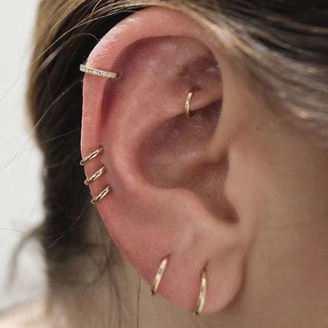 how to wear cartilage helix hoop pin piercing earrings inspiration ide – ONDAISY Gold Ear Piercings, Ušný Piercing, Piercings Oor, Minimalist Ear Piercings, Ear Peircings, Cool Ear Piercings, Pretty Ear Piercings, Cool Piercings, Cute Ear Piercings