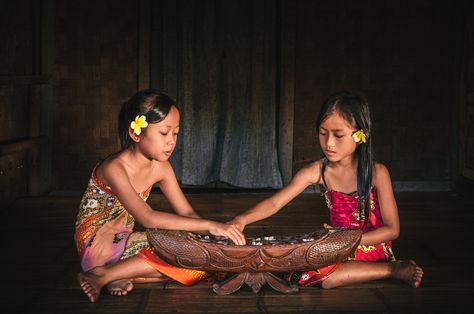 https://flic.kr/p/puqmqU | Traditional Game, West Java, Indonesia | Staged shot of two girls playing Congklak, a traditional children's game in Indonesia Traditional Game, Games To Play With Kids, Bali Lombok, Fantasy Book Series, West Java, Childrens Games, Traditional Games, Girls Play, Lombok