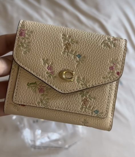 Coach Wallet Small, Card Wallet Aesthetic, Cute Wallet Aesthetic, Cutesy Gifts, Wallet Embroidery, Aesthetic Wallet, Wallet Aesthetic, Purse Aesthetic, Cute Wallet