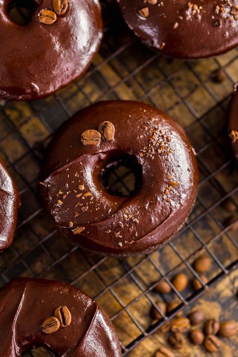 These Coffee Lovers Chocolate Cake Donuts are moist, fudgy, and caffeinated!!! And they're easy enough to whip up on a weekday. Coconut Hot Chocolate, Coffee And Donuts, Salty Cake, Magic Cake, Doughnut Recipe, Baked Donuts, Cake Donuts, Donut Recipes, Savoury Cake