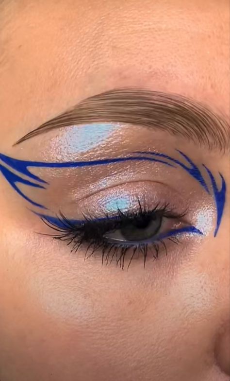 Two Color Graphic Liner, Editorial Graphic Liner, Blue Stage Makeup, Water Eyeliner Looks, Blue And White Eyeliner, Dark Blue Eyeliner, Eyeliner Azul, Blue Liner Makeup, Cool Eyeliner Designs