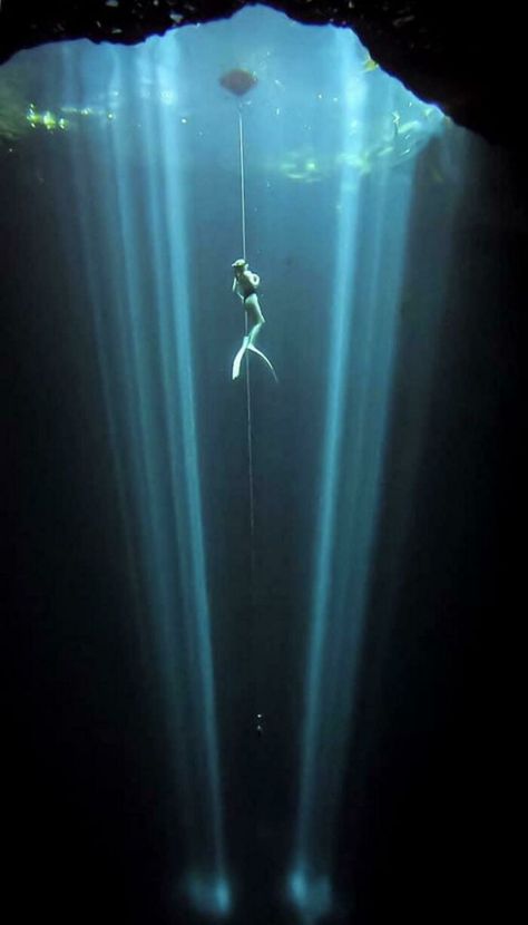 Because All My Friends Say This Photo Of Me Freediving Gives Them The Willies Fear Of Deep Water, Underwater Pics, Fear Of Water, Scary Ocean, Weird Places, Tiny Boat, Ocean Projects, Dark Cave, Infinity Pools