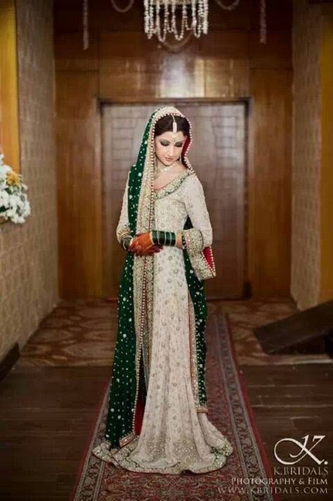 Pakistani dress.. Love the green accents with white. very subtle yet striking Barat Dress, Orang India, Long Kurtas, Walima Dress, Nikkah Dress, Pakistani Couture, Salwar Kamiz, Pakistani Bridal Dresses, Pakistani Bridal Wear