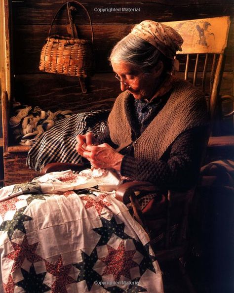 Tasha Tudor's Heirloom Crafts: Tovah Martin,Richard W. Brown: 9780618083510: Amazon.com: Books Tasha Tudor, Vintage Foto's, The Tudors, Knit Shawl, Old Woman, Foto Vintage, Antique Quilts, 인물 사진, Red Riding Hood