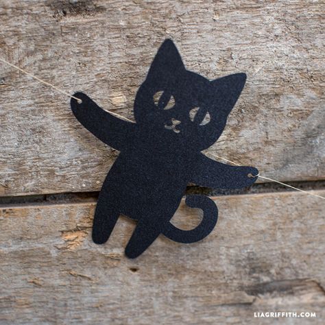 Paper Black Cat Garland for DIY Halloween Decor Cat Garland, Paper Halloween Decorations, Garland Paper, Halloween Decoration Ideas, Paper Halloween, Halloween Paper Crafts, Casa Halloween, Chat Halloween, Diy Halloween Decor