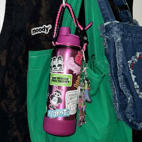 Club Stickers, Water Pictures, Hand Lettering Art, Blush Nails, Hydroflask Stickers, What In My Bag, Foto Ideas Instagram, Decorated Water Bottles, Water Bottle Stickers