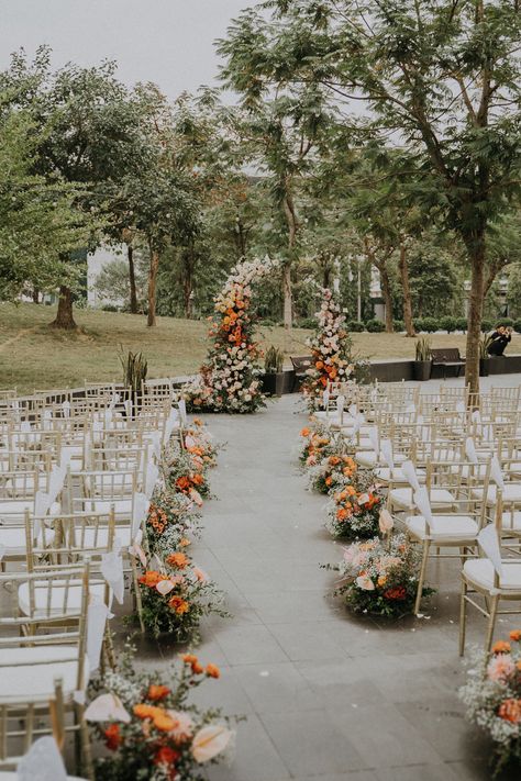 Flower Arch Ideas, Ceremony Flowers Aisle, Fall Ceremony, Fall Wedding Venues, Vietnam Wedding, Fall Garden Wedding, Fall Wedding Ceremony, Arch Ideas, Wedding Isles