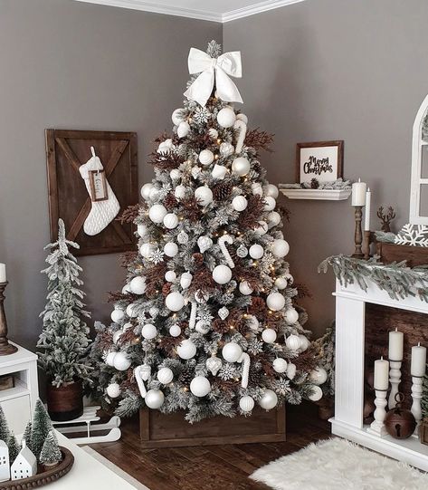 White Decor On Christmas Tree, Wood Rustic Christmas Tree, Brown Xmas Tree Decor, Rustic White Christmas Tree, Christmas Tree Brown And White, Black White And Brown Christmas Tree, Brown And White Christmas Decor, Grey White Christmas Tree, Brown White Christmas Tree