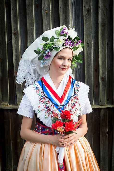 German Headdress, Slavic Clothing, German Folk, Simply Life, Traditional Costume, Central Europe, Folk Costume, Traditional Clothing, Headdress