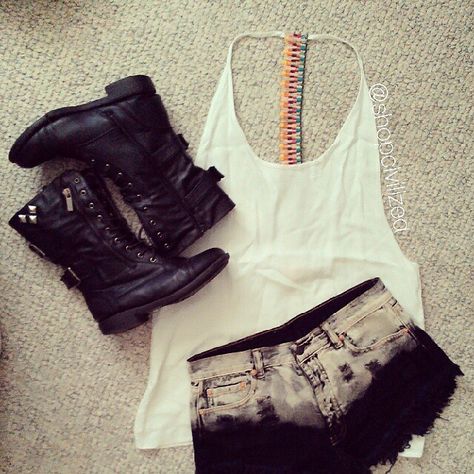 Outfit black boots white tank top awesome Jean shorts. Fashion back to school summer fun lovely girly awesome bad ass Summer Grunge, Rocker Chic, Dieselpunk, Doc Martens, Spring Summer Outfits, Grunge Outfits, Teen Fashion, Passion For Fashion, Spring Summer Fashion