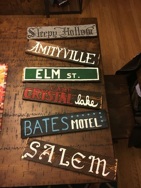 Halloween Street Signs Diy Halloween Dekoration, Scary Halloween Decorations Diy, Halloween Party Decor Diy, Party Theme Ideas, Halloween Decor Diy, What Is Halloween, Casa Halloween, Diy Halloween Decor, The Bayou