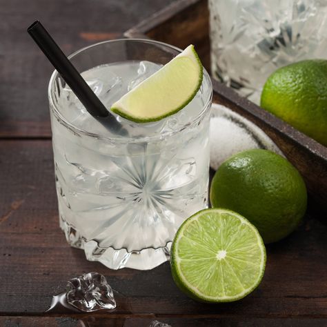 35 Easy Mixed Drinks Anyone Can Master I Taste of Home Basic Bar Drinks, Vodka Gimlet, Martini Recipes Vodka, Easy Mixed Drinks, Bartender Drinks, Vodka Soda, Vodka Brands, Dry Martini, Vodka Martini