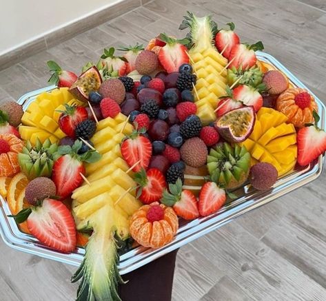 Plateau Fruit, Charcuterie Board Meats, Fruit Platter Designs, Banana Muffin Recipe, Catering Ideas Food, Fruit Kabobs, Party Food Buffet, Charcuterie Recipes, Fruit Carving