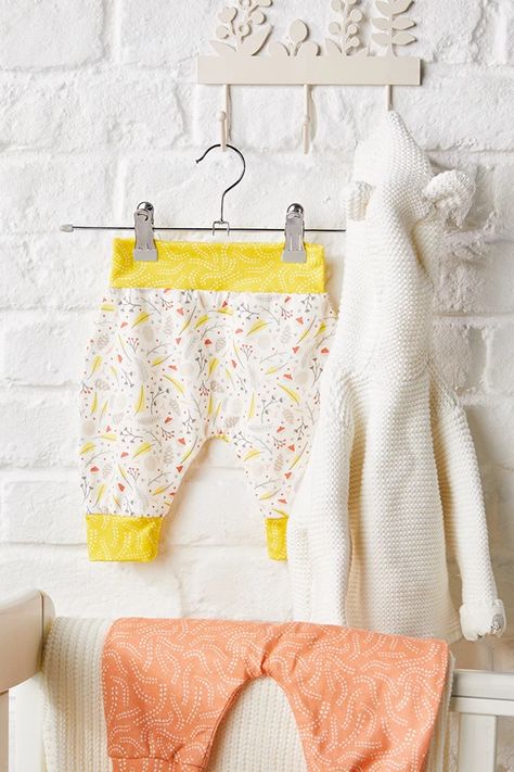 Baby Harem Pants Pattern, Harem Pants Pattern, Basic Sewing Kit, World Craft, Baby Harem Pants, Sew Baby, Trendy Sewing Projects, Sewing Baby Clothes, Sewing Projects Free