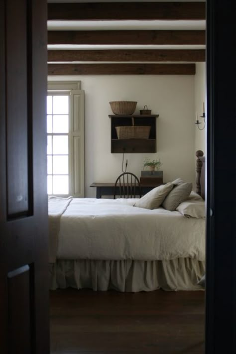 from Modern Country Style blog: Shaker-Style Home Tour Colonial Bedrooms, Primitive Bedroom, Modern Country Style, American Farmhouse, Casa Country, Primitive Homes, Casa Vintage, Colonial Decor, Country Bedroom