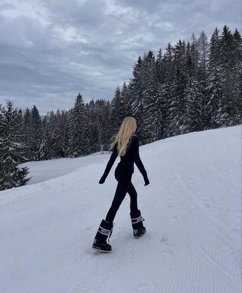 Moon Boots Outfit, Girls Ski Trip, Ski Trip Aesthetic, Mode Au Ski, Apres Ski Outfit, Ski Fits, Snow Fits, Ski Trip Outfit, Apres Ski Outfits