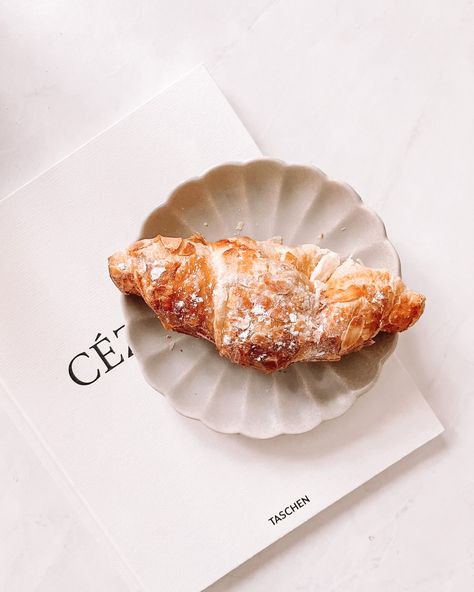 French Bread Photography, French Cafe Photography, French Pastry Photography, Food Photography Croissant, Bakery Photoshoot Ideas Food Photography, Pastry Product Photography, Croissant Aesthetic Photography, French Croissant Aesthetic, Elegant Food Photography