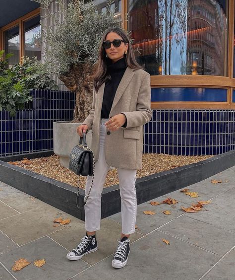 What To Wear In 50-Degree Weather? 30 Chic Outfit Ideas #winteroutfits #wintertrends #outfittrends Euro Outfits, 50 Degree Weather Outfit, Fashion 23, Random Fashion, Work Fits, White Jeans Outfit, Chique Outfits, Europe Outfits, Elegante Casual