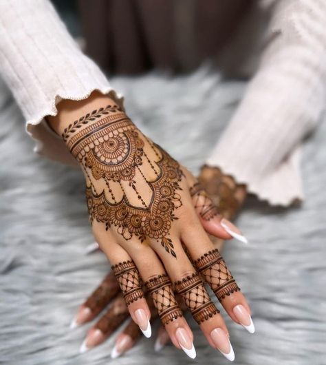 #modernmehndi #dallashennaartist #dallasbride #mehndidallas #hennadallas #hennaartistsoftexas #dfwhenna #dallashennatattoo #texashenna #mehndidfw #dallasbridal #dallasmehndi #mehndiparty #mehndilovers #dallashenna #dallasweddingplanners #shadiwaliinspirations #hennainspo #dallasweddingcoordinator #mehndi #popxowedding #mehndiconesdallas #mehndiartist #henna #bridalmehendi #bridaldallas #hennafeaturestudio #mehndinight #hennaloungepresets #hennadesigns Tattoo Designs With Mehndi, Nikah Mehendi Design, Mehendi Modern Designs, Mehendi Designs For Hands Modern, Modern Palm Mehndi Designs, Back Of Hand Mehndi Design, New Model Mehandi Designs, Non Bridal Mehendi Designs, Modern Mehndi Designs Front Hand Palm