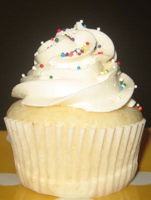 white wedding cupcake recipe Wedding Cake Recipe, Wedding Cakes With Cupcakes, Dessert Cupcakes, Yummy Cupcakes, Yummy Sweets, The Heavens, How Sweet Eats, Sweets Treats, Cupcake Recipes