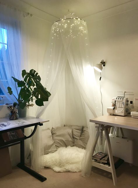 Reading Corner Fairy Lights, Canopy Sitting Area, Room Decor Corner Bedroom Ideas, Tent Room Ideas, Diy Canopy Reading Nook, Comfy Area In Bedroom, Canopy Ideas Bedroom, Hang Out Corner Bedrooms, Diy Cozy Corner Bedroom