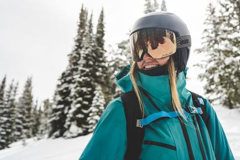 The Best Ski Helmets and Goggles of the Year. Solar-powered goggle lenses and helmets light enough for the backcountry. Ski Goggles Women Outfit, Ski Helmet Womens Outfit, Ski Goggles Aesthetic, Goggles Aesthetic, Snowboarding Helmet, Red Ski Jacket, Ski Magazine, Ski Bums, Helmet Light