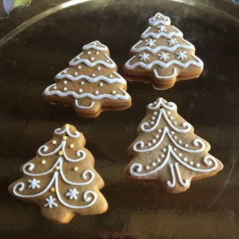 Gingerbread Trees Decorated, Gingerbread Cookies White Icing, Gingerbread Christmas Tree Cookies, Gingerbread Icing Ideas, Gingerbread Decoration Ideas, Christmas Biscuits Decorated, Christmas Cookies Decorated Ideas, Gingerbread Tree Cookies, Gingerbread Designs