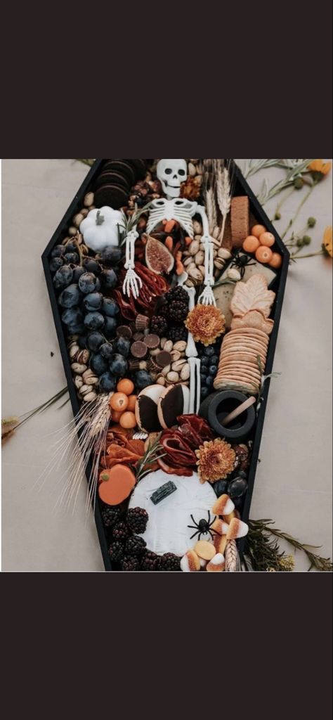 Coffin Charcuterie Board, Coffin Charcuterie, Halloween Charcuterie Board Ideas, Emo Party, 30th Birthday Party Themes, Halloween Charcuterie Board, Halloween Bridal Showers, Funeral Party, Halloween Charcuterie