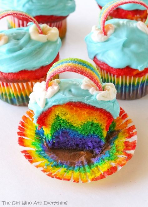 Rainbow+Cupcakes+-+Gorgeous+layers+of+the+rainbow+in+a+cupcake.+the-girl-who-ate-everything.com Rainbow Cupcakes Recipe, Cupcakes Bonitos, The Girl Who Ate Everything, Oreo Cupcakes, Rainbow Cupcakes, Rainbow Food, White Cake Mixes, Deilig Mat, Cute Cupcakes