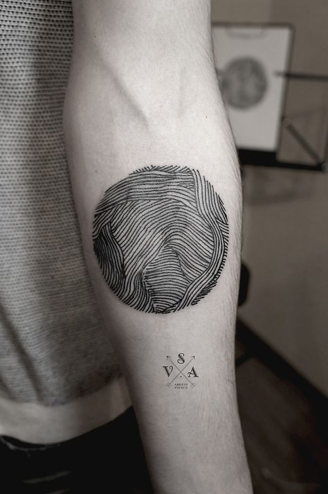 Circle Tattoo Design, Negative Space Tattoo, Master Tattoo, Circle Tattoo, Blackout Tattoo, Muster Tattoos, Space Tattoo, Finger Print, Line Work Tattoo