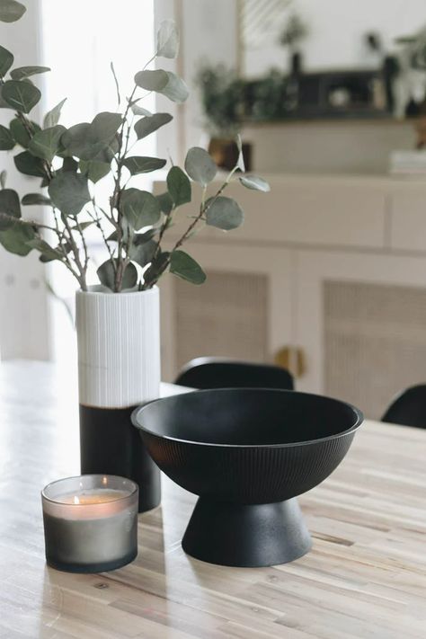 Dining Centerpiece Ideas, Modern Diy Decor, Modern Diy Home Decor, Modern Vases Decor, Spray Paint Vases, Diy Pedestal, Textured Spray Paint, Console Table Styling, Living Tv