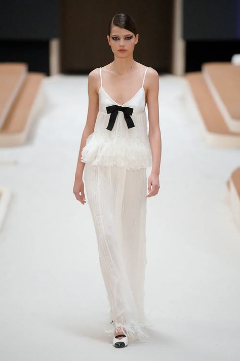 Chanel White Dress, Chanel Spring 2022, Chanel Gown, Modern Bridal Dress, 2022 Couture, Fashion Design Classes, Chanel Runway, Runway Fashion Couture, Runway Outfits