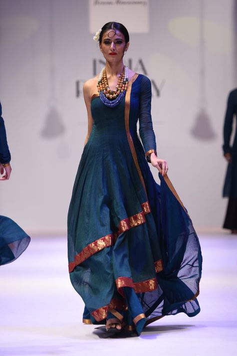 Fashion Show Dresses, Sari Dress, Gaun Fashion, Indian Gowns Dresses, Indian Gowns, Dress Indian Style, Saree Dress, Indian Designer Outfits, Indian Attire