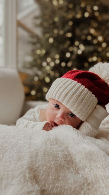 Newborn Christmas Pictures, Baby Christmas Card, Christmas Family Photoshoot, Babies Fashion, Baby Christmas Photos, Newborn Family Photography, Family Holiday Photos, Newborn Christmas, Baby Hospital