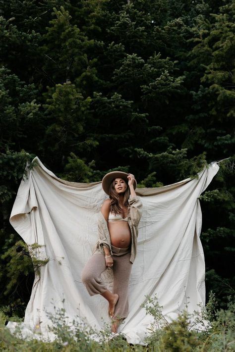 taylor-54 Flower Bouquet Maternity Shoot, Modern Maternity Shoot Outdoor, Free People Maternity, Boho Maternity Shoot, Sheet Photoshoot, Maternity Photo Outfits, Modern Maternity, Pregnancy Pictures, Maternity Photography Poses Pregnancy Pics