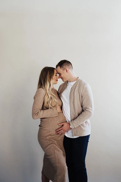 Maternity Photography Styles, Maternity Pose Indoor, Studio Maternity Outfit Ideas, Maternity Shoot Poses Indoor, Pregnancy Inspo Photo Ideas, Maternity Stufio Photography, Sweats Maternity Shoot, Maternity Photography In Studio Couple, Studio Couple Maternity Photoshoot