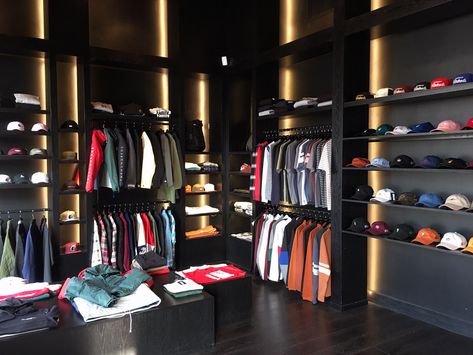 Men's Clothing Store Design, Clothing Shop Interiors, Clothes Shop Design, Shoe Store Design, Hypebeast Room, Clothing Store Displays, Retail Store Interior Design, Clothing Store Interior, Clothing Store Design