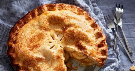 How to make a perfect apple pie (with a golden and flaky crust and no-mush filling). Double Crust Apple Pie, Bourbon Apple Pie, Classic Apple Pie Recipe, Old Fashioned Apple Pie, Savory Apple Recipes, Perfect Apple Pie, Spiced Fruit, Classic Apple Pie, Food Lab