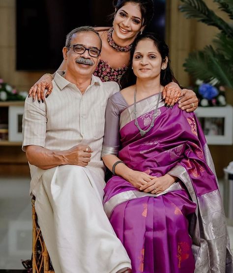 Mother Father And Daughter Pictures, Indian Family Portrait Photography, Mom And Daughter Wedding Pictures Mother Bride, Family Wedding Photos Indian, Family Photography Indian, Indian Parents Photography, Kerala Family Photos, Father Daughter Photos Indian, Family Wedding Photos Poses Parents