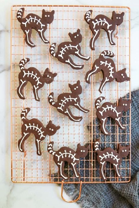 black cat skeleton halloween cutout cookies Cookies Royal Icing Recipe, Halloween Cookies Royal Icing, Black Cat Skeleton, Skeleton Cookies, Halloween Cheesecake, Black Cat Cookies, Halloween Sugar Cookies Decorated, Halloween Snack Mix, Halloween Cookie Recipes