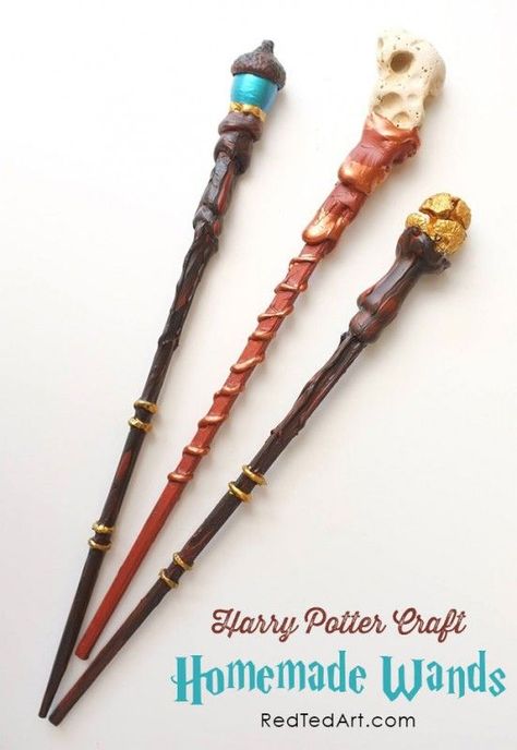 Harry Potter Craft - these magical wands are great for all aspiring wizards and witches. LOVE the very simple materials used to make these wands and how they are personalised with nature items! Magic Wand Harry Potter, Harry Potter Motto Party, Harry Potter Craft, Harry Potter Activities, Harry Potter Wands, Harry Potter Bookmark, Harry Potter Bday, Crafts Homemade, Harry Potter Theme Party