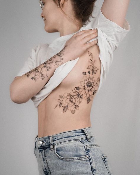 Hydrangea Tattoo Ribs, Big Rib Tattoos For Women, Side Body Tattoos For Women Ribs, Side Piece Tattoos, Side Body Tattoos, Flower Tattoo On Ribs, Side Tattoos Women, Cage Tattoos, Rib Tattoos For Women