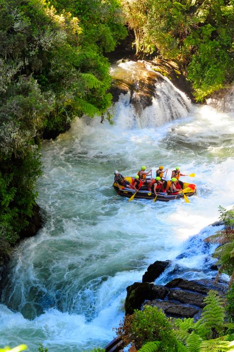 New Zealand is the outdoor adrenaline playground of the world, so where better to go white water rafting?! White Water Rafting Aesthetic, Whitewater Rafting Aesthetic, Rafting Aesthetic, Quinn Core, Maldives Tour, Outfit Ideas Work, Travel Outfit Ideas, River Rat, Comfy Travel Outfit