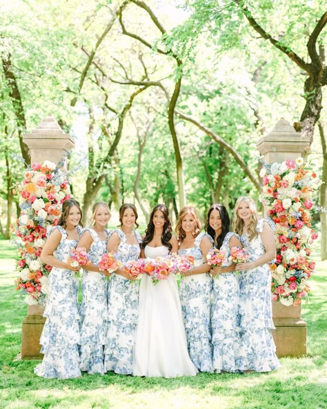 ✨️VOWS THAT WOW | SPECIAL FEATURE✨️⁠ Reeves and Laney’s⁠ Southern Charm Wedding Day @thebaumberhof ⁠ Details we loved:⁠ 🌸 The multi-colored blooms from @xohaleighkenney cascaded down the reception tables, beautifully complemented by coordinating rentals from @mariannesrentals and @moodeventsok.⁠ 🦋 A touch of “something blue” sprinkled throughout the color palette perfectly matched the Southern charm vibes.⁠ 📸 The colorful and whimsical photos were perfectly captured by @meg.rose.photography.... Southern Charm Wedding Decorations, Elegant Southern Wedding Ideas, Classy Southern Wedding, Southern Wedding Theme, Whimsical Photos, Southern Belle Wedding, Classic Southern Wedding, Southern Charm Wedding, Venue Photography