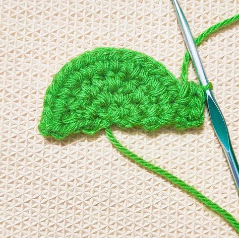 How to Make a Perfect Semi Circle With Half Double Crochets : 7 Steps (with Pictures) - Instructables Crochet Half Circle Pattern, Crochet Semi Circle, Crochet Half Moon, Crochet Half Circle, Crochet Rectangle, Crochet Base, Circle Crochet, Squares Crochet, Crochet Circle