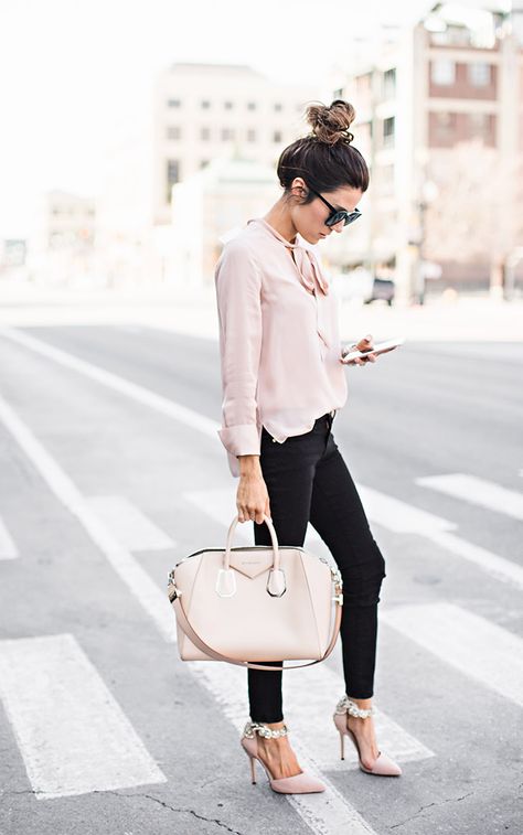 Nude Handbag, Casual Chic Spring, Handbag Pink, Knot Top, Chique Outfits, Embellished Heels, Hello Fashion, Handbag Outfit, Mode Casual